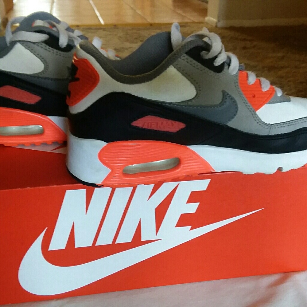 NIKE
